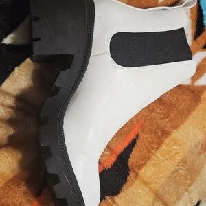 Steve Madden White Wo Ankle Boots with Black Sole Barely Worn